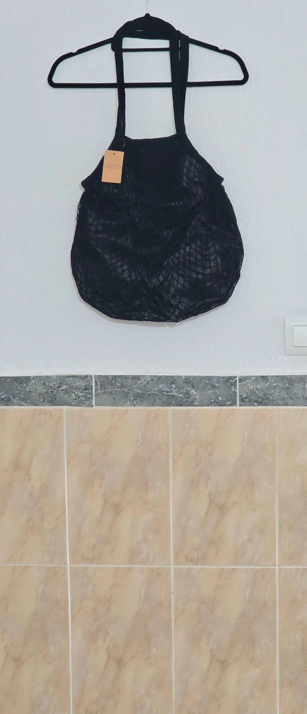Bolso de red negro con forro interior // Sac en filet noir avec doublure intérieure.